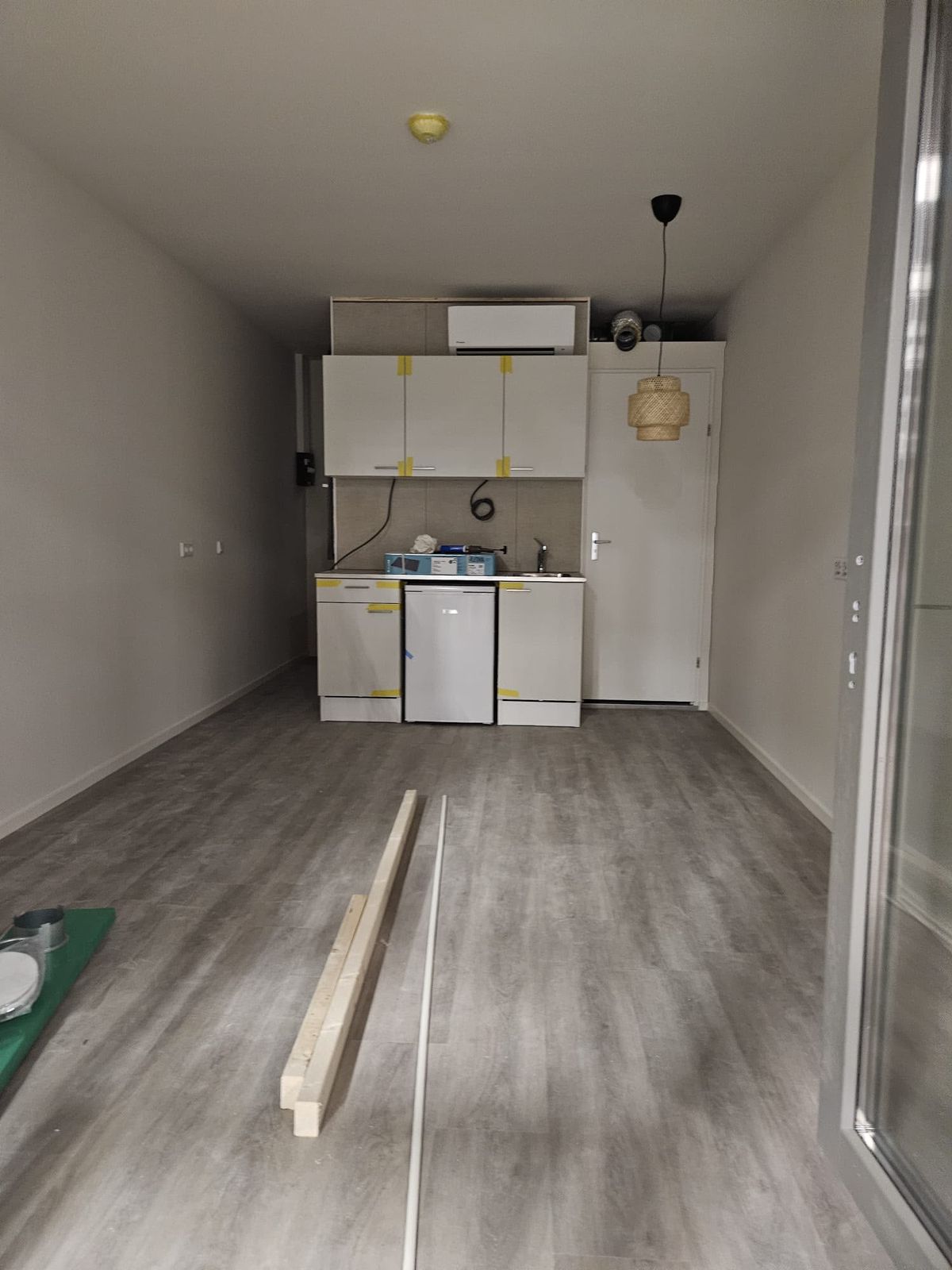 Opgeleverde studio: wanden gespackt en geschilderd, vloer gelegd