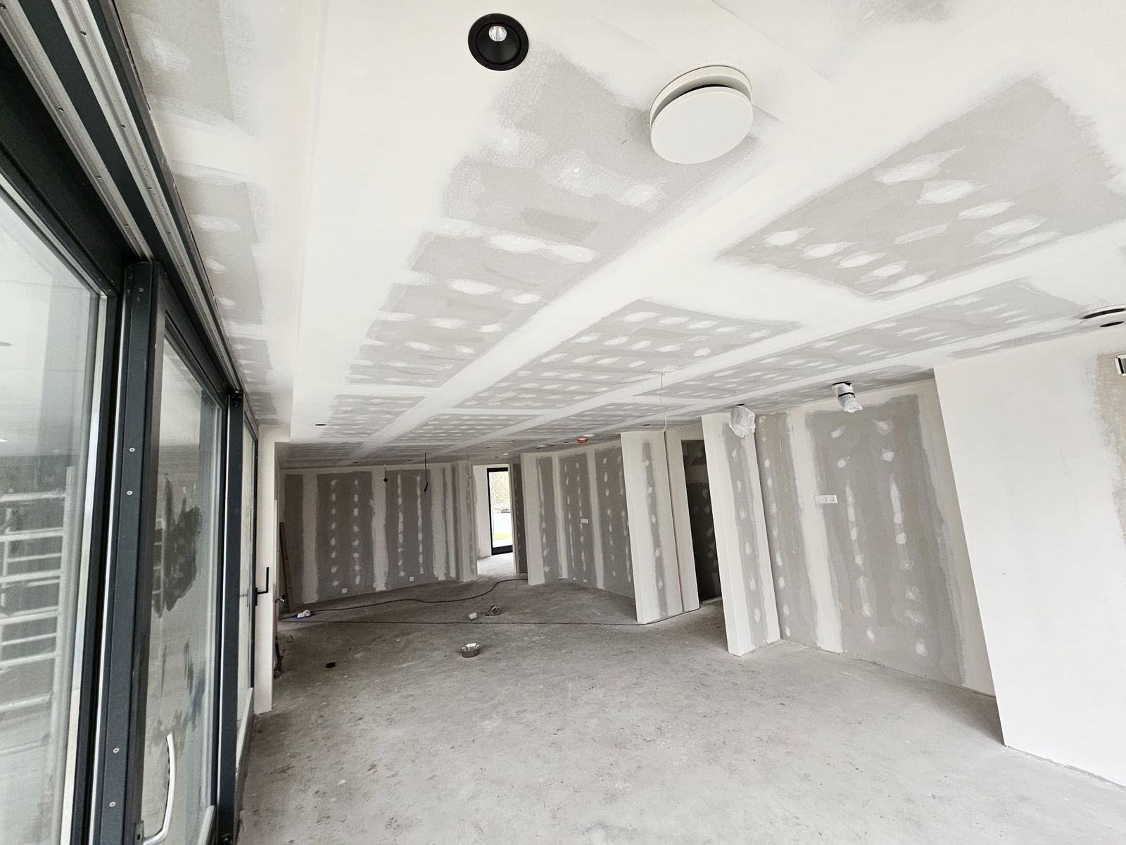 Gipskartonplafond met inbouwspots en ventilatie